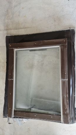 "JANELA VELUX" usada  medidas em vidro limpo 80 cm × 60 cm
