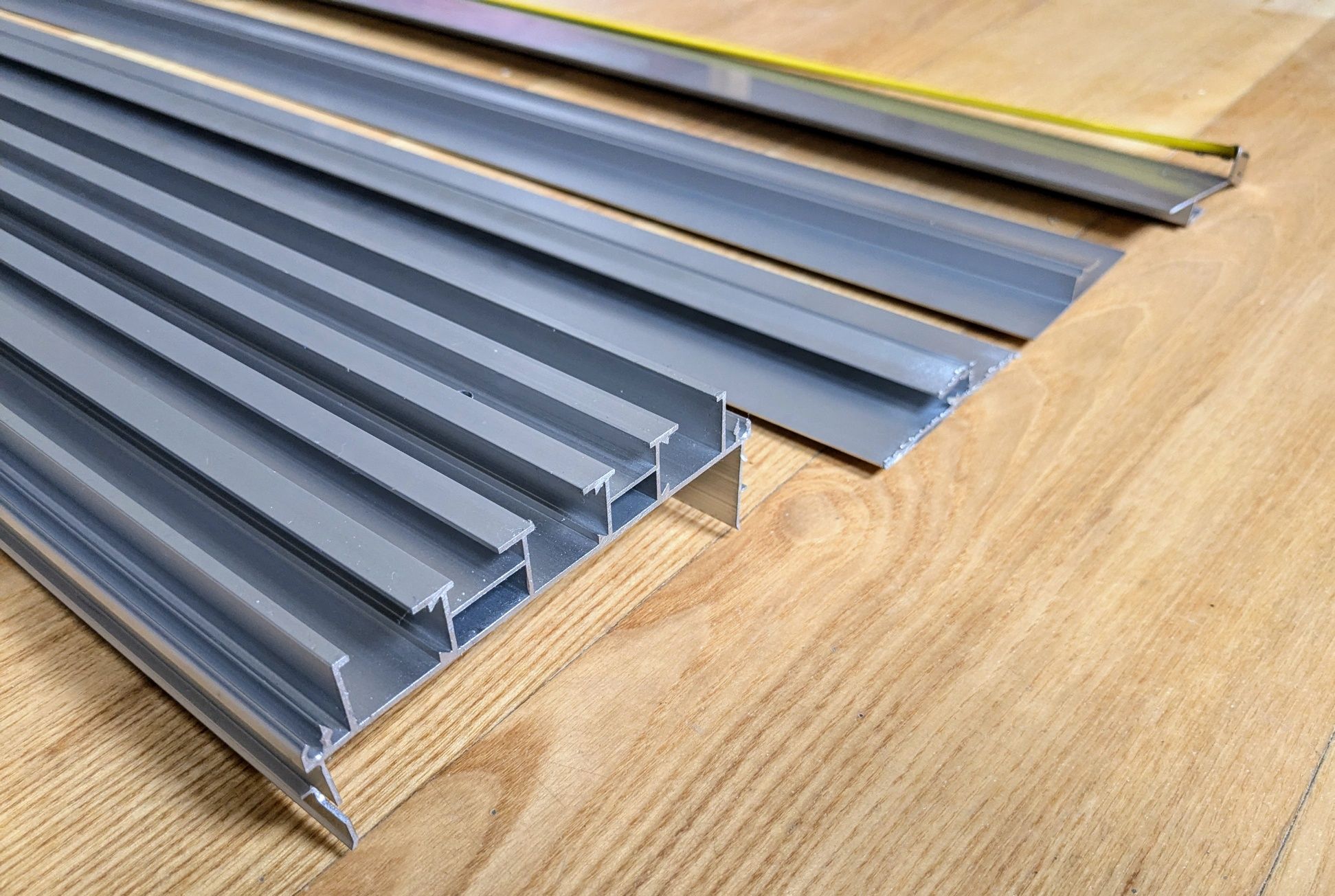 Ikea SKYTTA szyna do ramy drzwi przesuwnych 3 tory srebrny aluminium