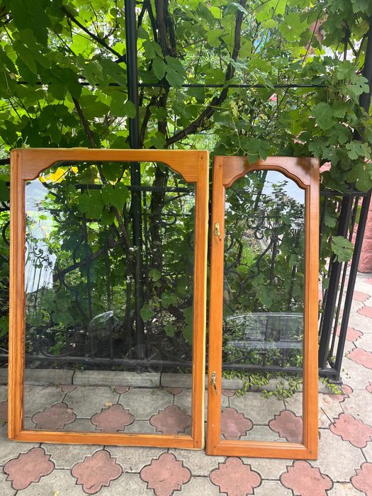 Вікна деревʼяні, лаковані, б/в. Лишилось 1 з склом, і багато без скла
