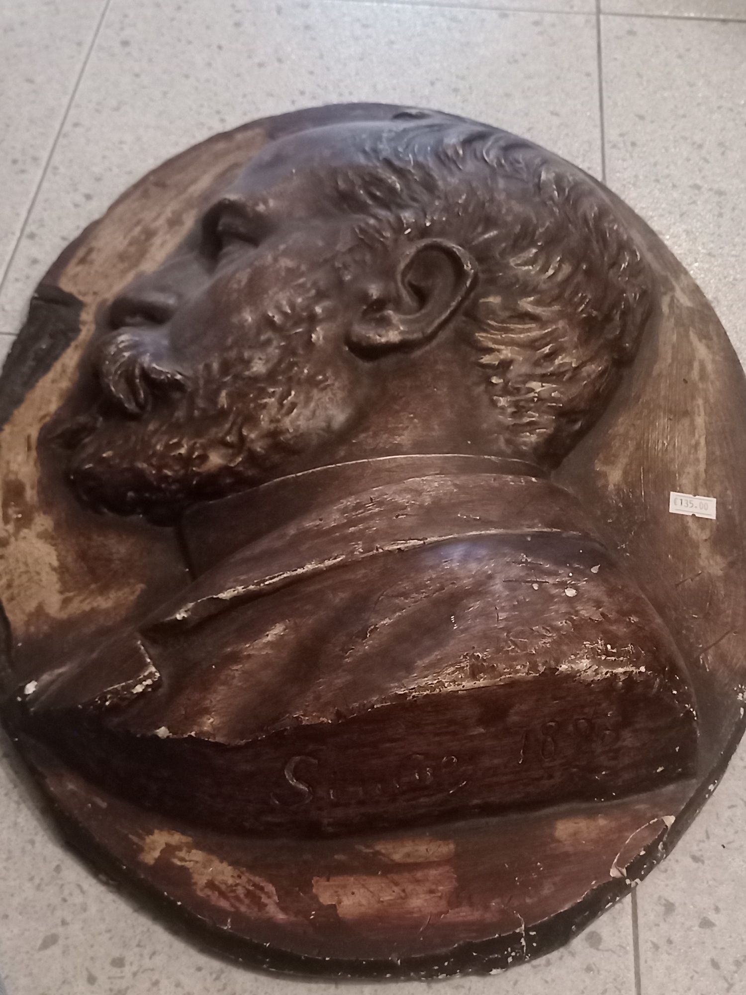 Busto de parede assinado - material gesso