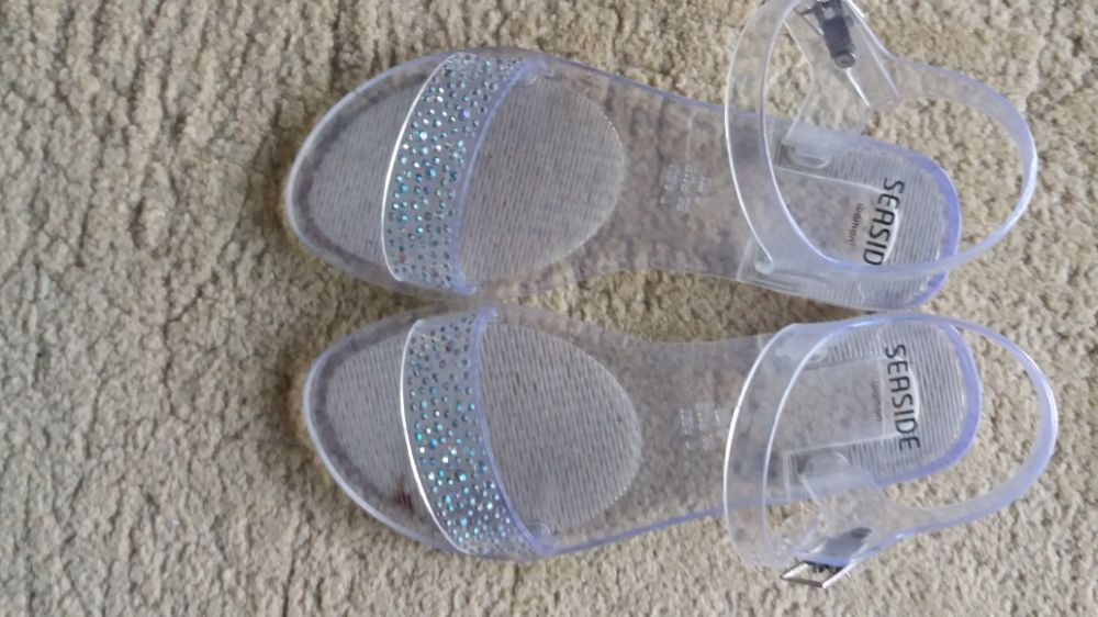 Sabrinas e sandálias. 38