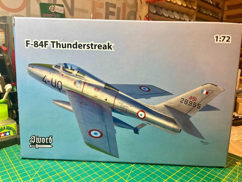 Збірна модель літака F-84F Sword