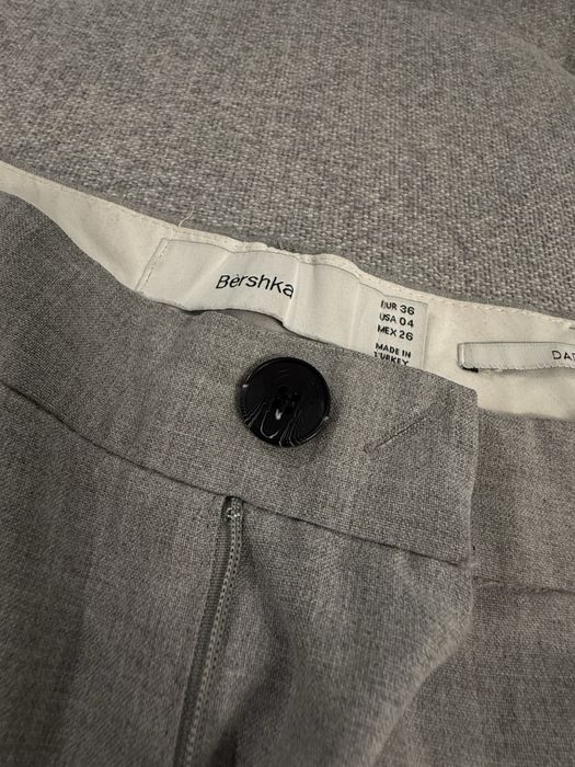 Сірі класичні брюки від Bershka