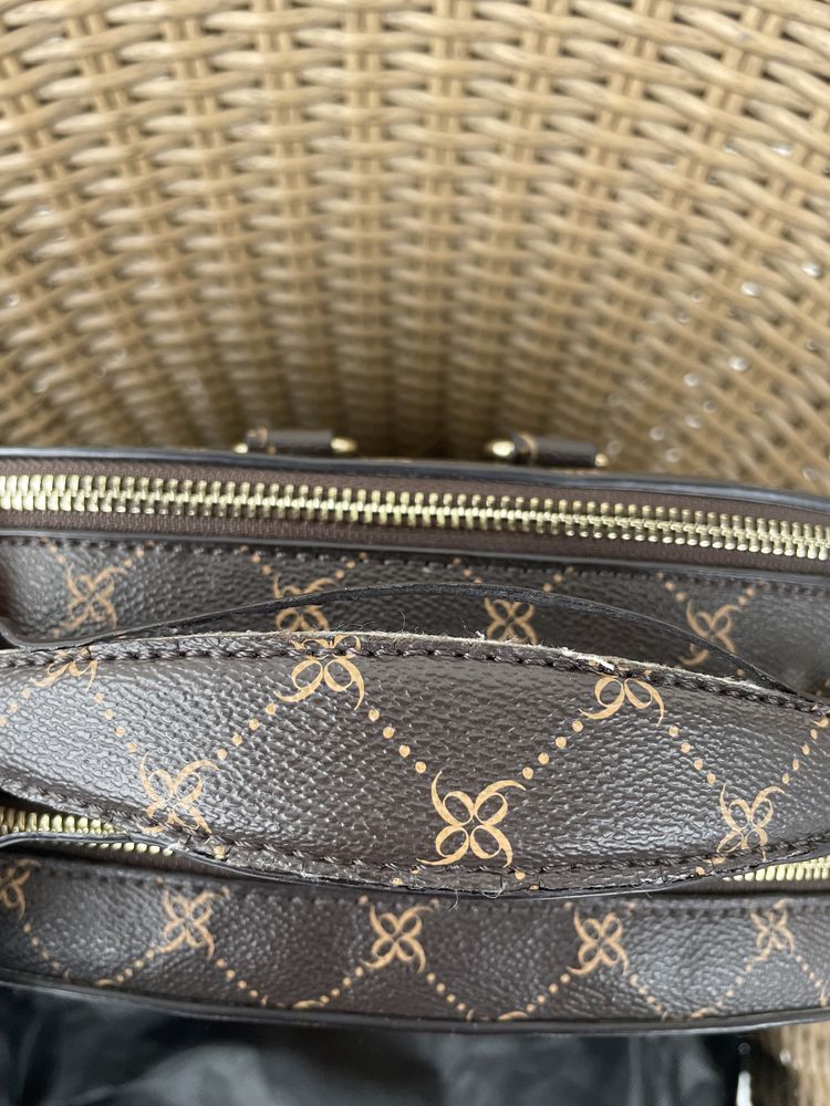 Nine West plecak monogram mieści A4 przegroda na laptopa