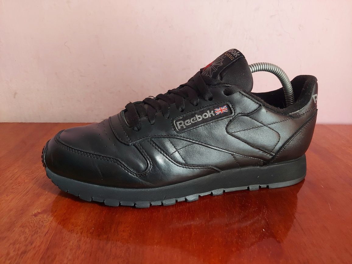 Кросовки фірми reebok classic оригінал 

Розмір по бірці:
USA 9 UK 8