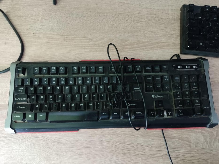 Sprzedam dwie klawiatury i słuchawki