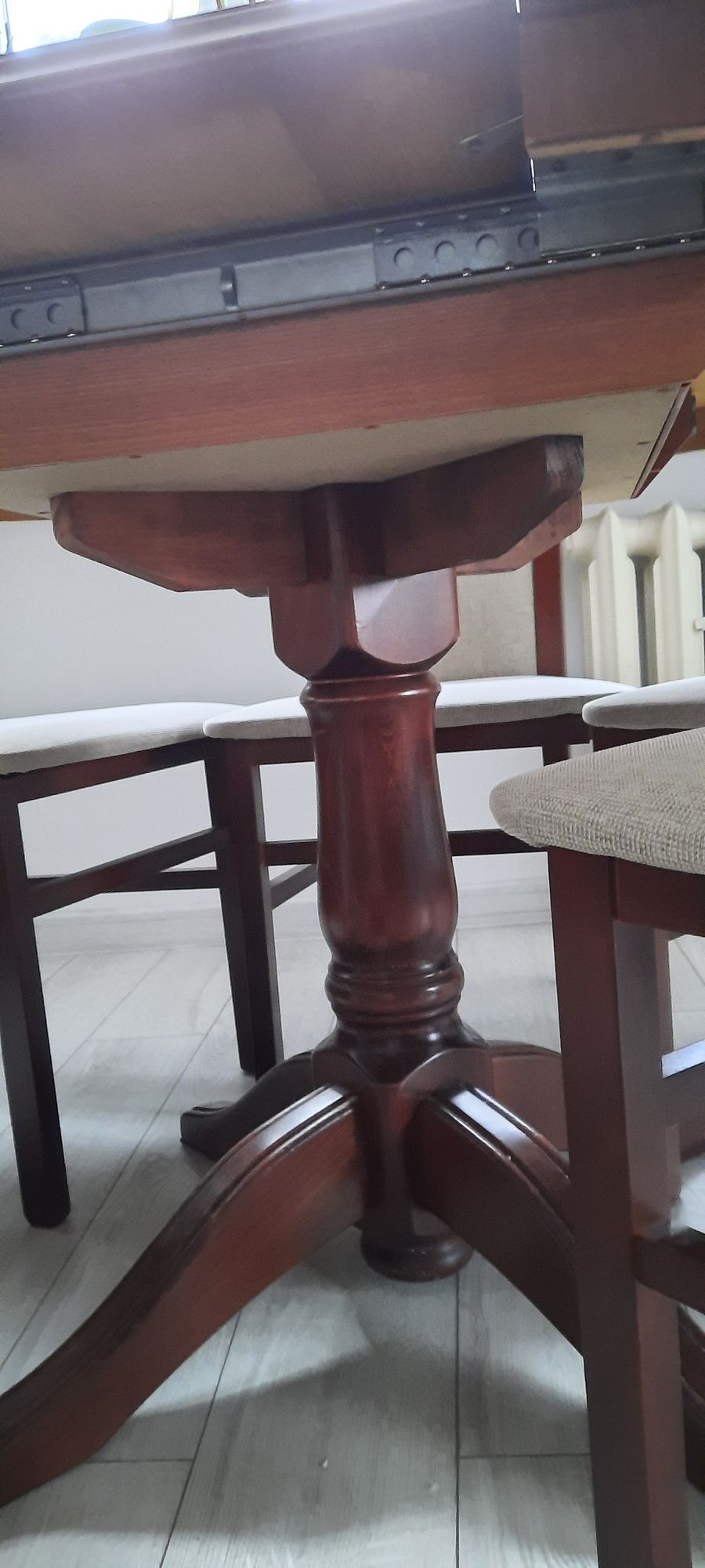 Stół dębowy rozkładany z krzeslami