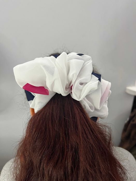Duża gumka scrunchie – biało-granatowo-różowa, ręcznie szyta, nowa