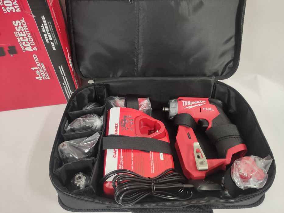 Оригінальний дриль шуруповерт зі змінними патронами Milwaukee 2505-22