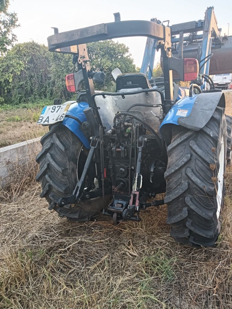 Trator New Holland c/carregador