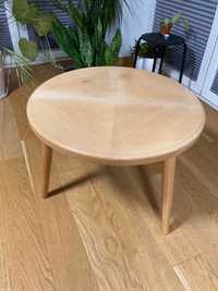 Nowy stolik kawowy z litego drewna bukowego.