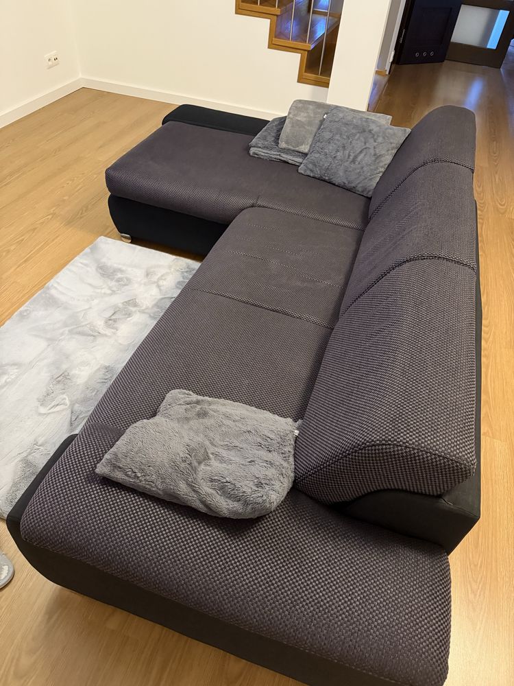 Ciemna sofa do salonu