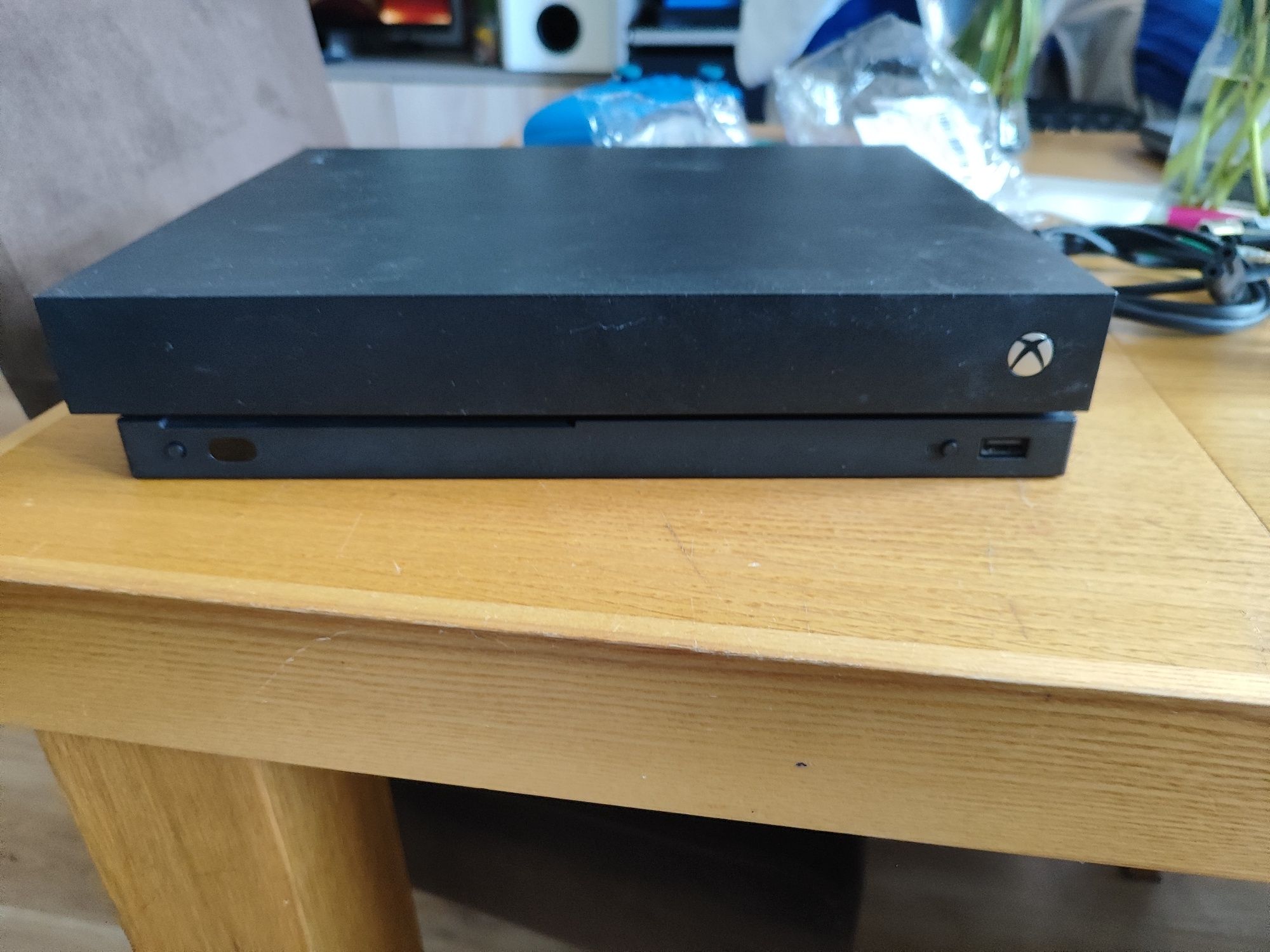 Xbox one X 1tb plus pad