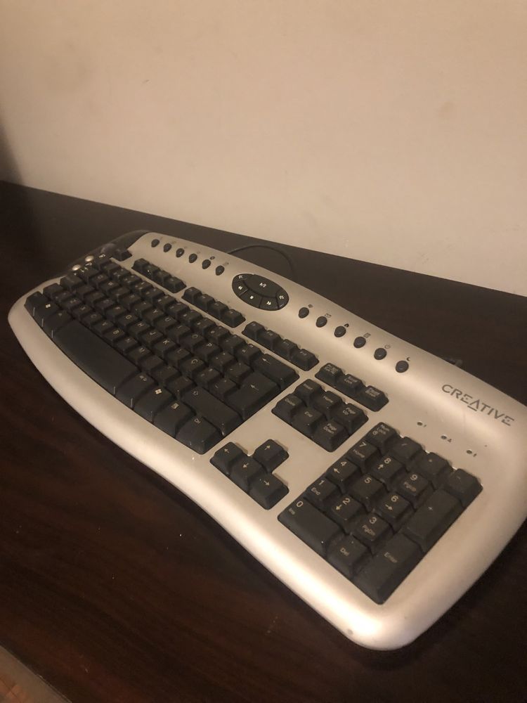 Computador fixo Intel com teclado.