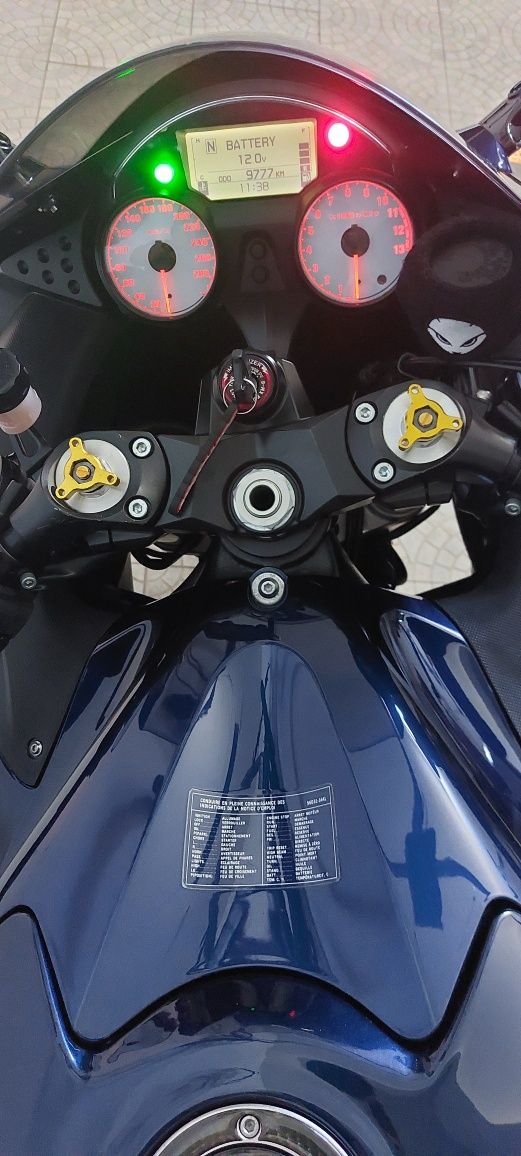 Kavasaki zzr 1400 nacional pouquíssimo kms.valor é fixo.