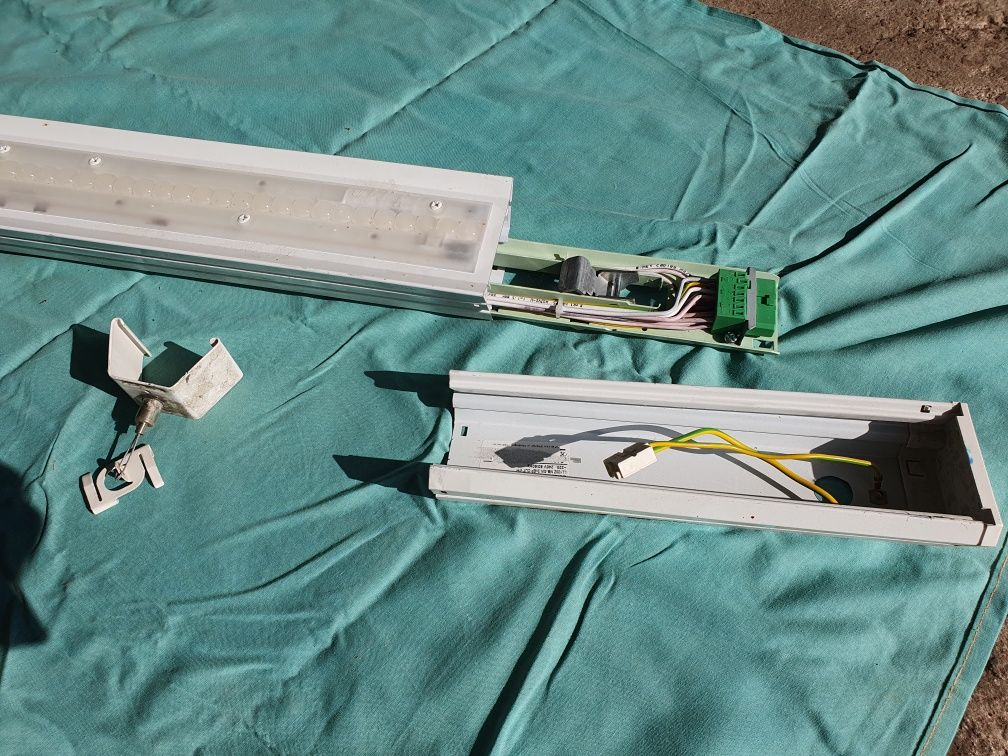 Lampy modułowe LED PhilipsCoreline linie świetlne garaż sklep warsztat