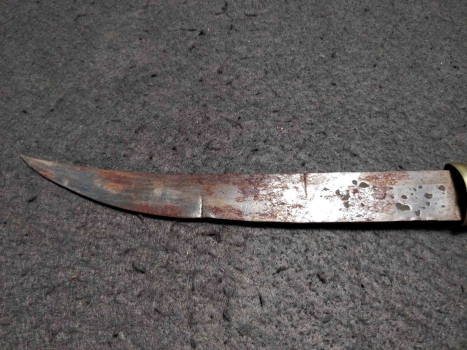 Antiga adaga marroquina , em metal e madeira