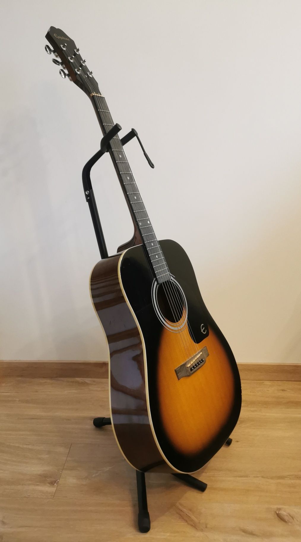 Sprzedam gitarę akustyczną Epiphone DR- 100 VS z futerałem i stojakiem