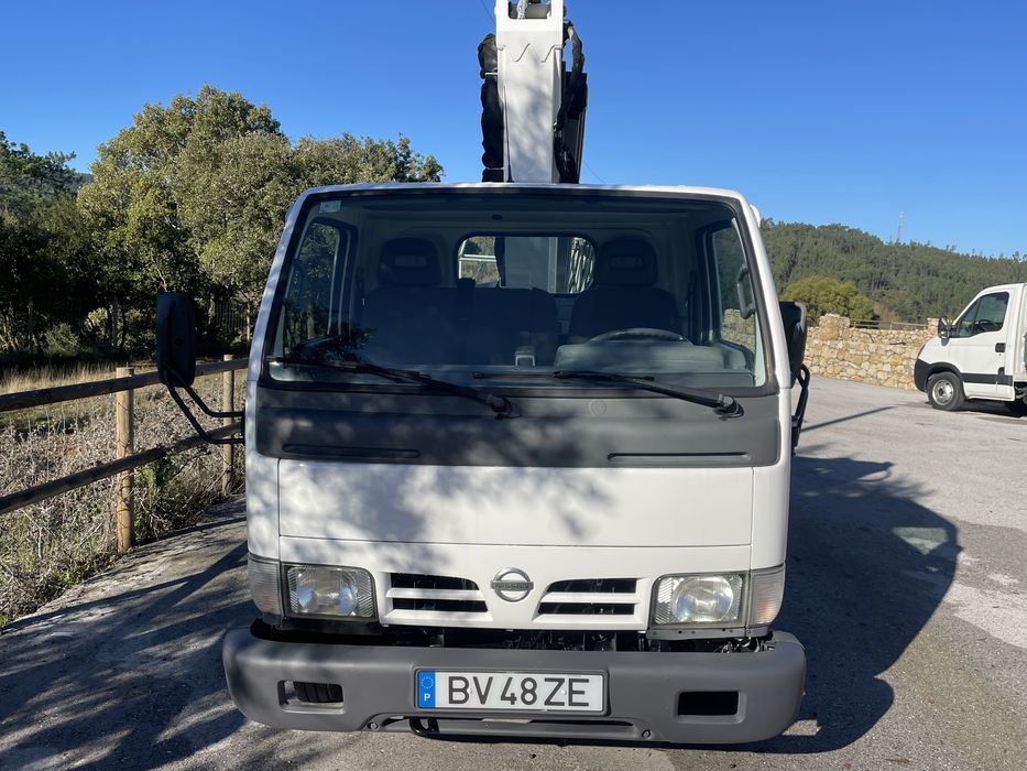Nissan 35.10 com plataforma elevatoria