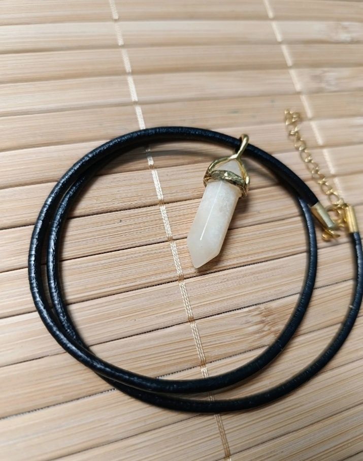 Fio de cabedal com pingente em cristal de quartzo