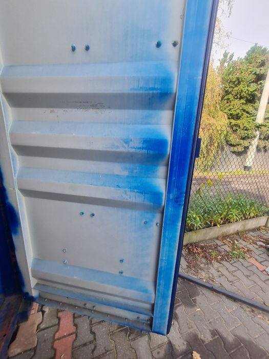 Drzwi do kontenera morskiego