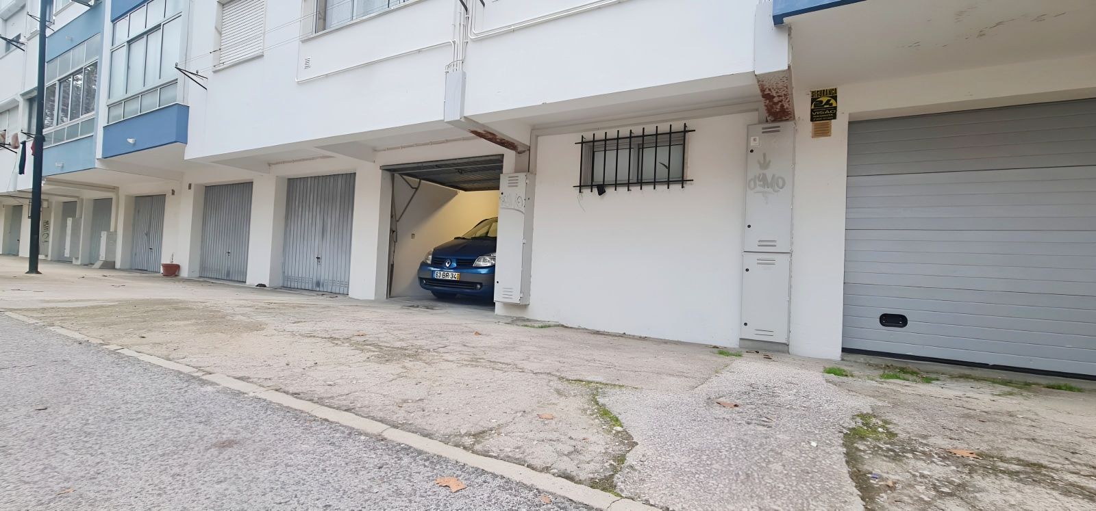 Garagem com saída direta para a rua.