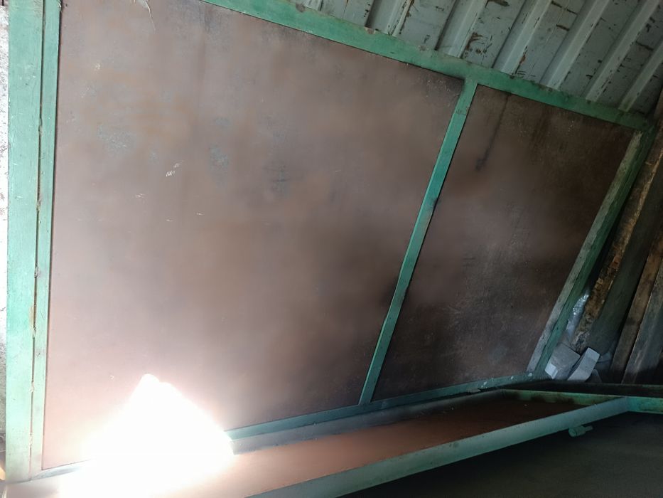 Гаражні ворота металеві з луткою нові