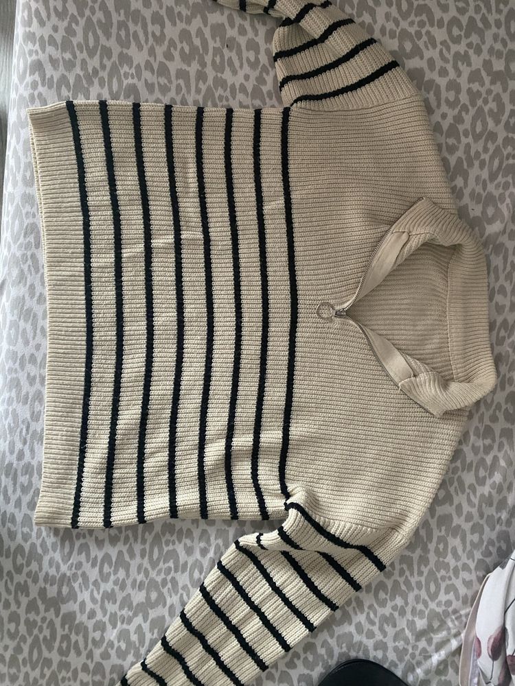 sweter beżowy z suwakiem w czarne paski