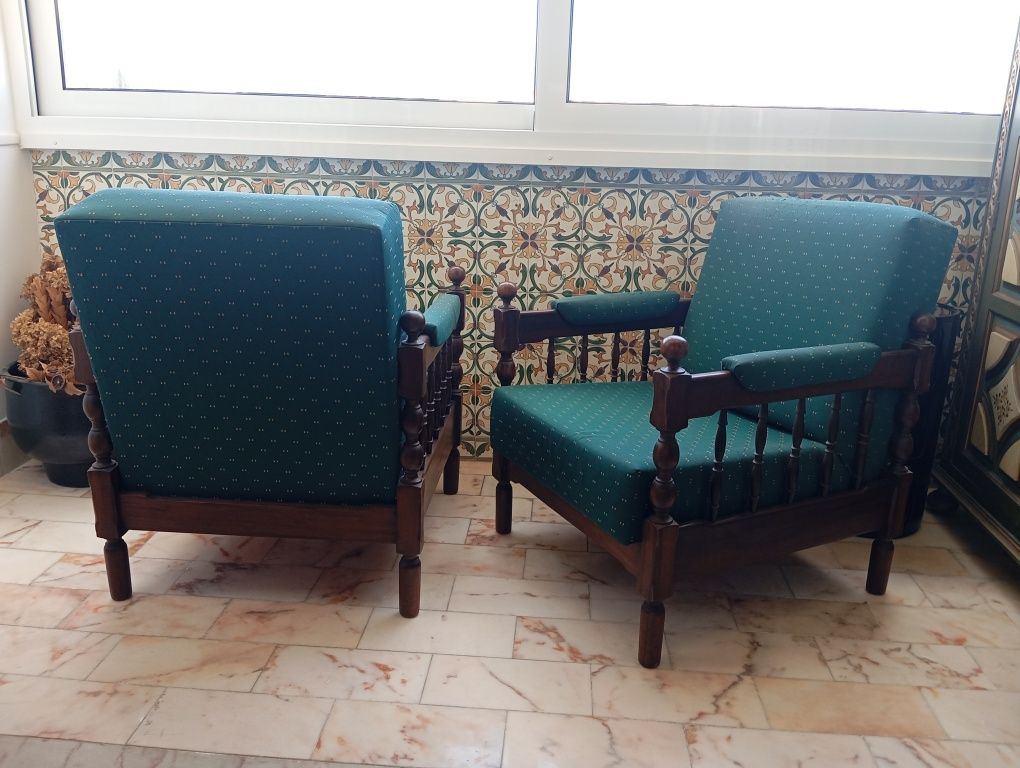 Dois cadeirões com braços