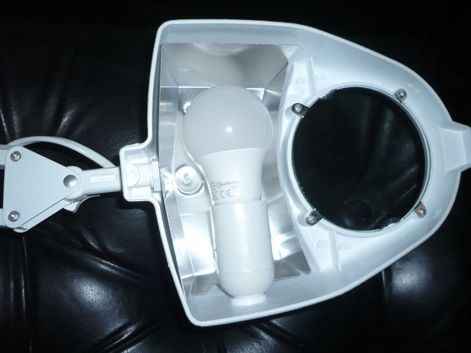 biurkowa lampa ze szkłem powiekszajacym