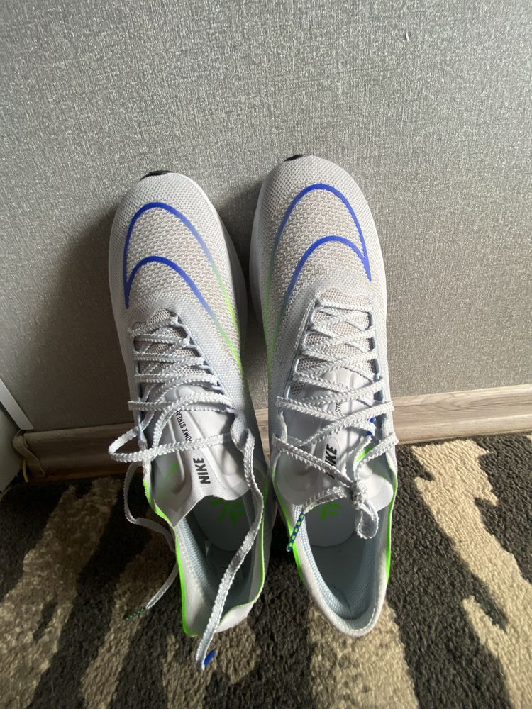 Топові бігові кросівки nike zoomx streakfly