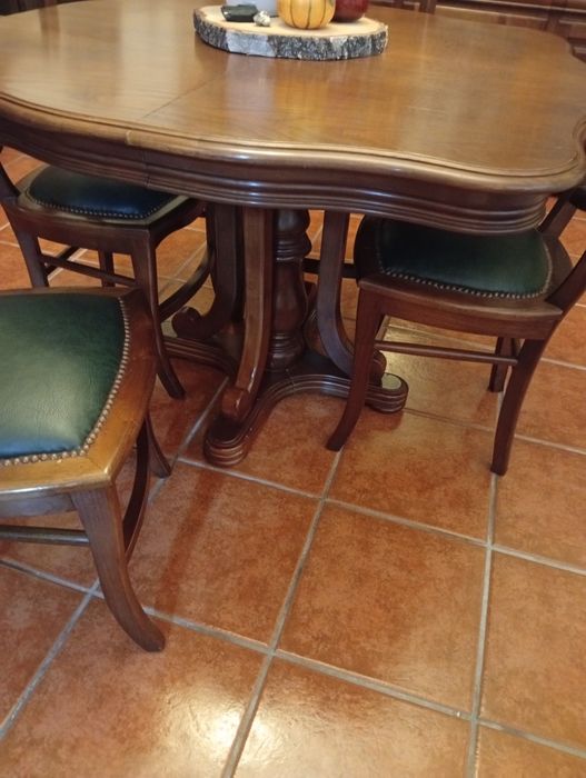 Mesa em madeira de castanho, estensivel e quatro cadeiras