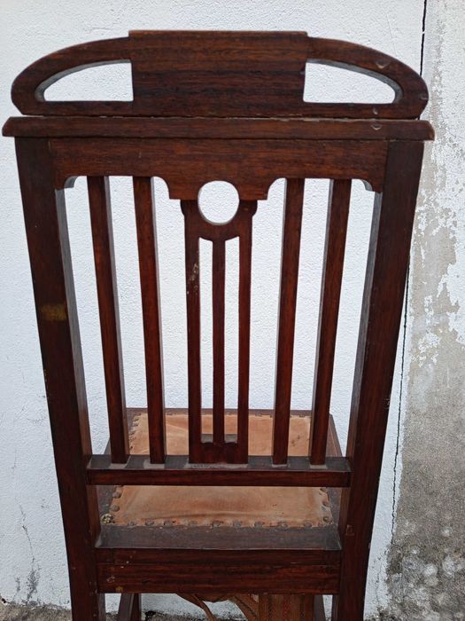 Cadeira de madeira maciça muito antiga com estofo em tecido