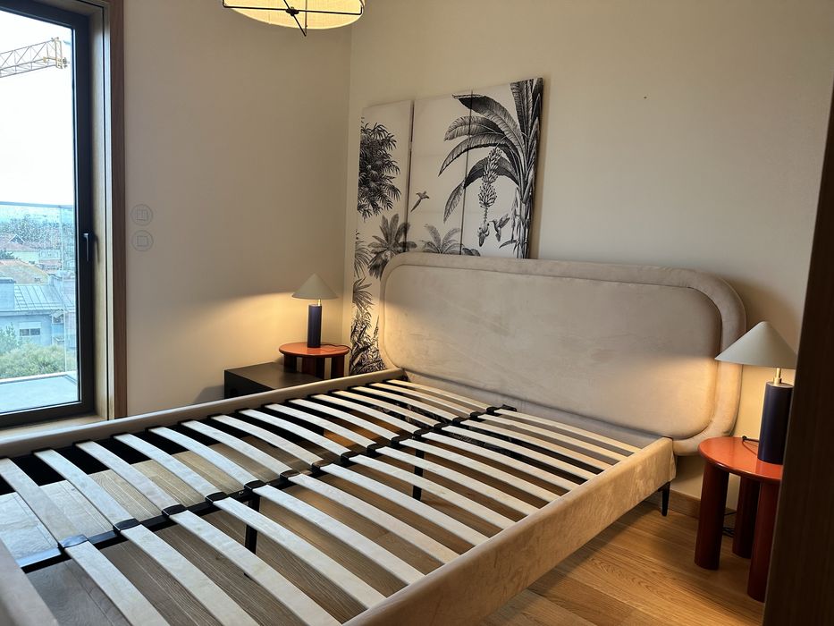 Quarto com cama e mesinhas novas