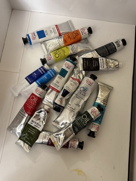 Олійні фарби, пензлі, мольберт, та інше