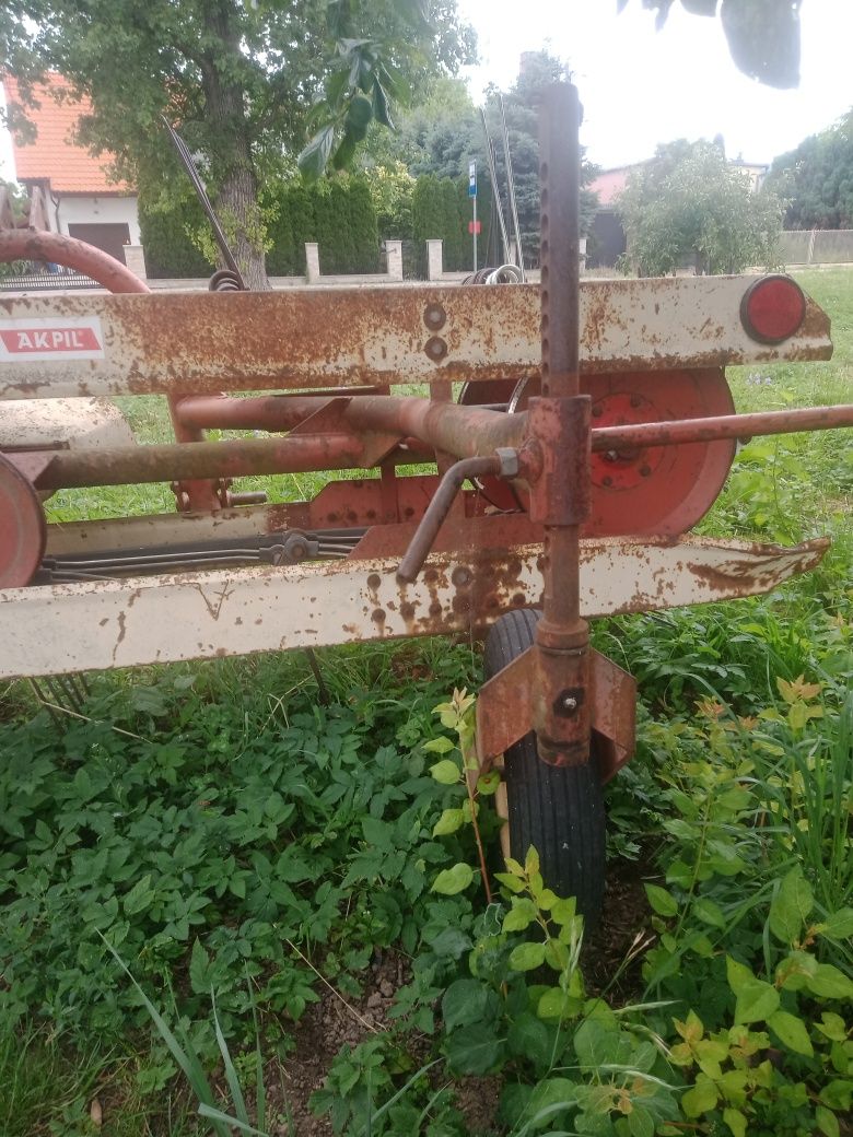 Zgrabiarka taśmowa Akpil