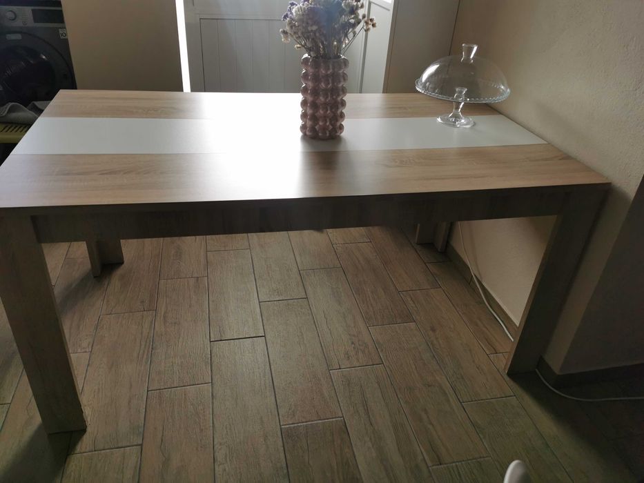 Mesa de jantar em bom estado