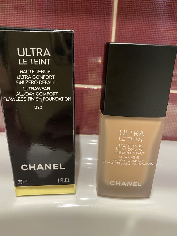 Тональная основа для лица-Chanel Ultra Le Teint