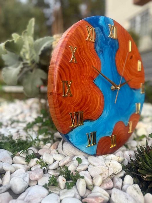 Relógio em Madeira e Resina