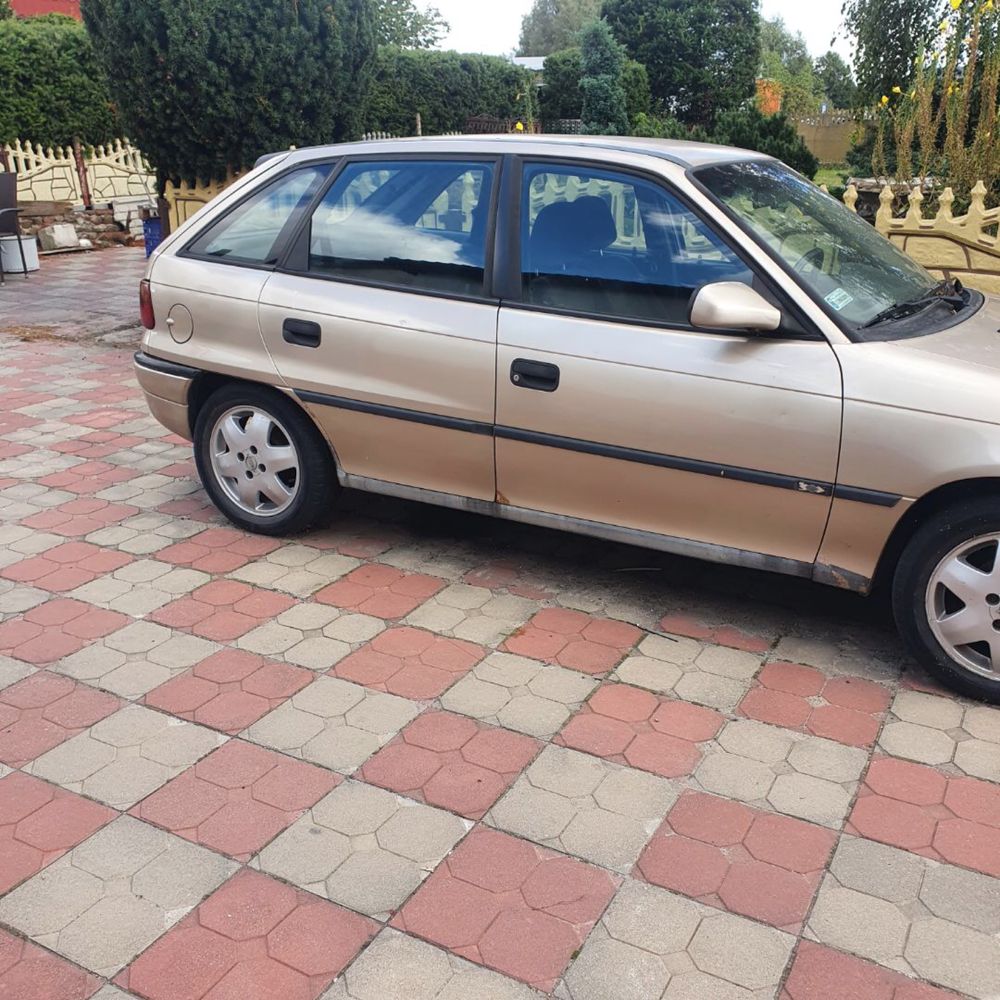 Opel Astra I F 1.7 ISUZU Hatchback kolor złoty kod Z489 na części