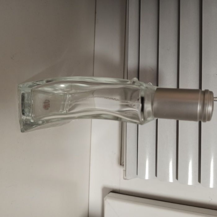 Пустая бутылка бутылочка флакон от мужского парфюма с дозатором