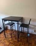 Mesa Alta + 2 bancos IKEA