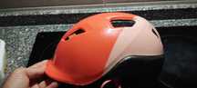 Capacete laranja e rosa infantil