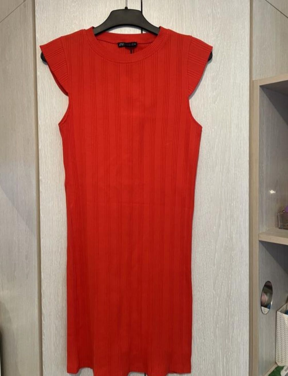 Яскрава червона сукня Zara