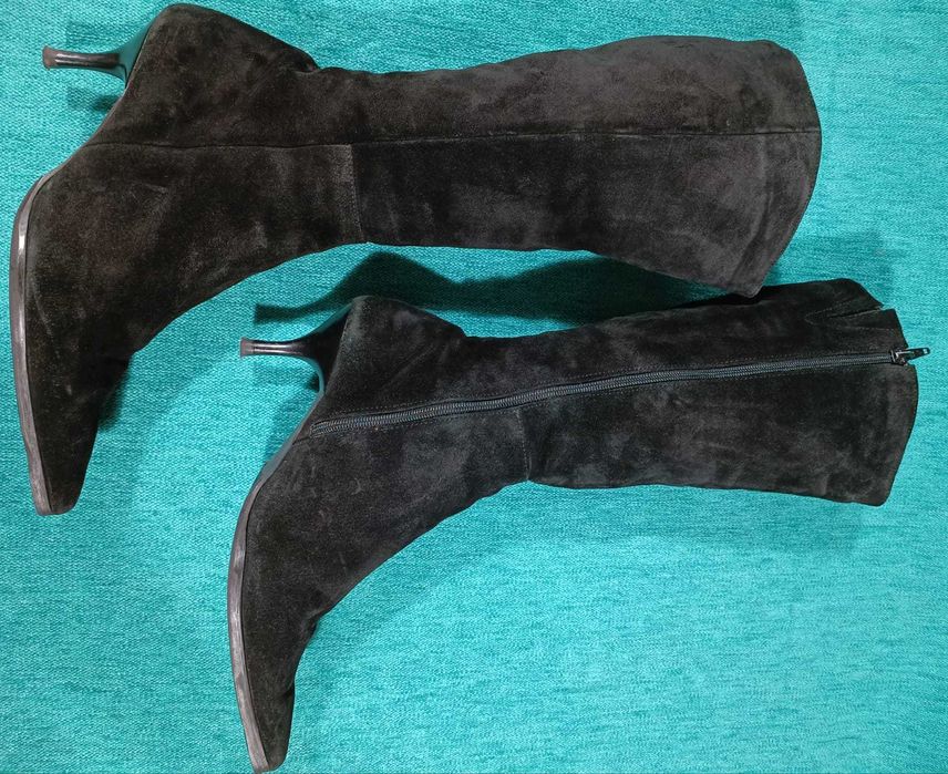 Botas em Camurça - Pretas - BARATÍSSIMAS