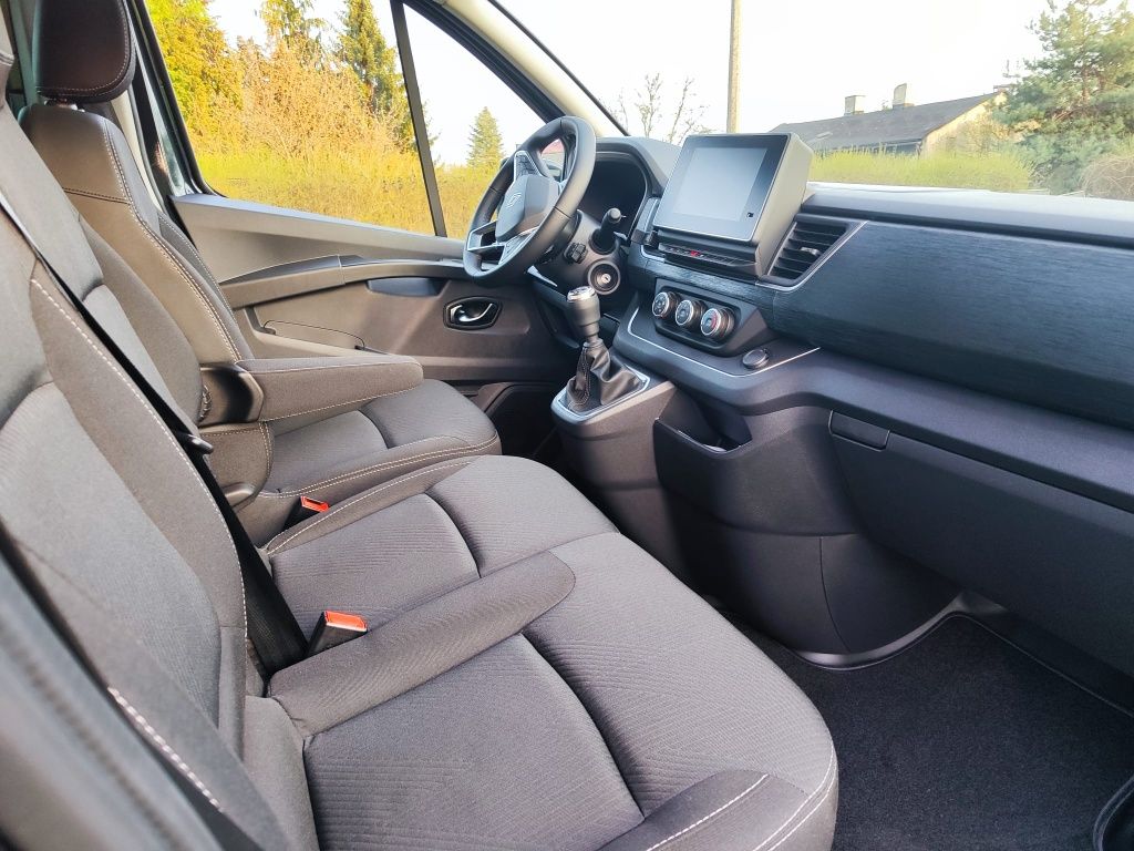 Ford Custom Long automat 9 osobowy Renault Trafic manual 2.0 Long