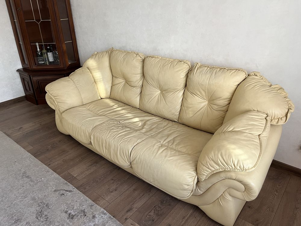 Бежевий шкіряний диван у вітальню