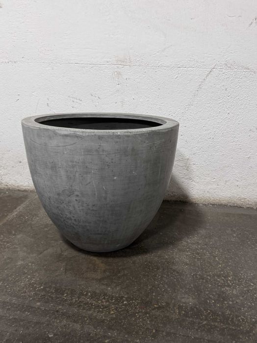 duża donica z żywicy