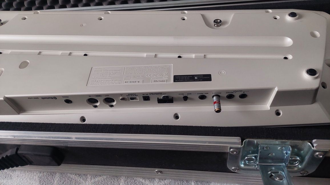 Roland AX Edge biały z futerałem
