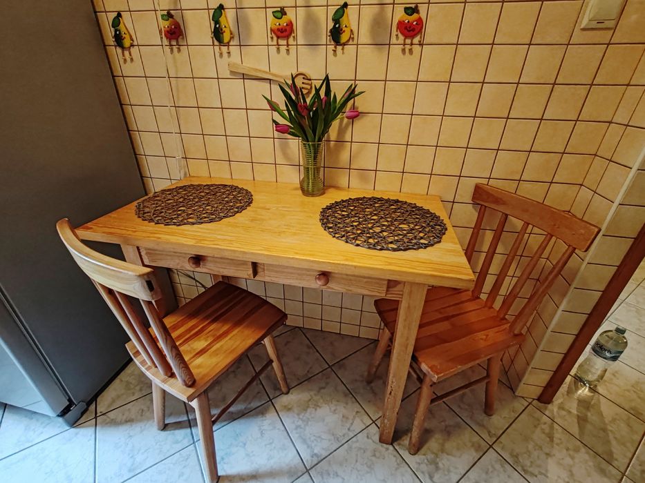 Drewniany Stół z dwoma krzesłami
